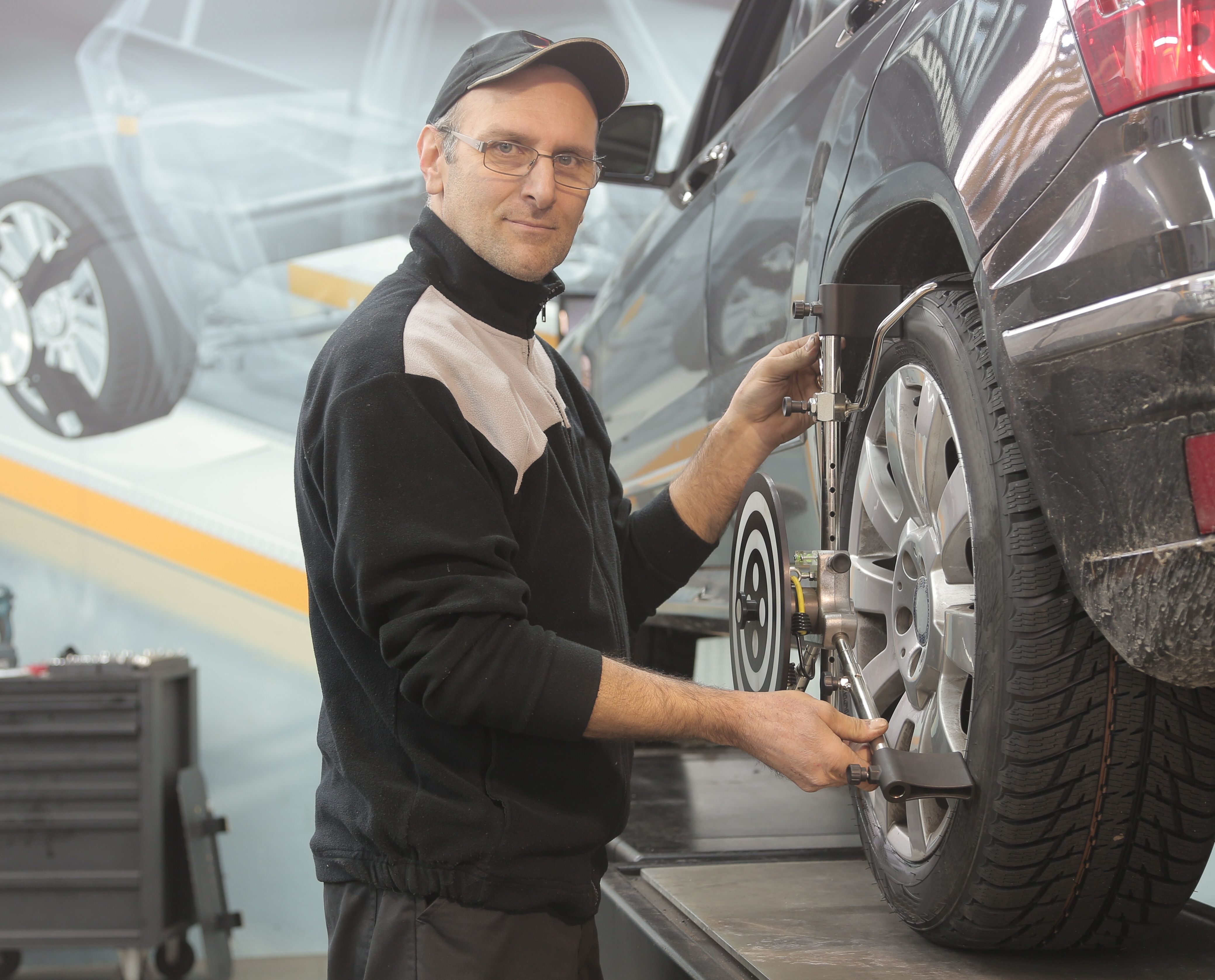 Kfz-Mechaniker bei der Arbeit in der Werkstatt